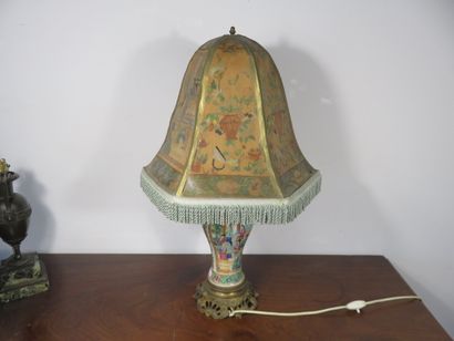 CHINE, Canton 

Vase monté en lampe en porcelaine...