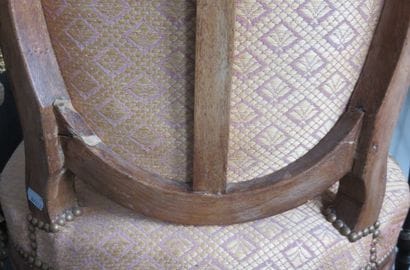 Paire de fauteuils en hêtre mouluré et sculpté....