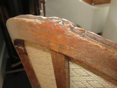 Paire de fauteuils en hêtre mouluré et sculpté....