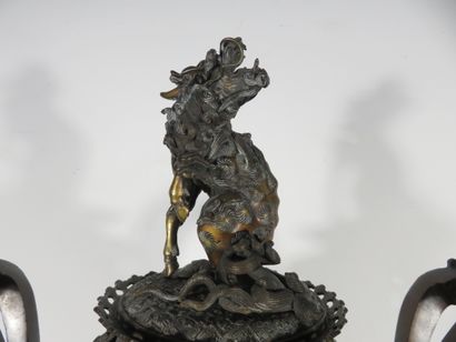 EXTRÊME-ORIENT 

Grand brûle-parfum en bronze...