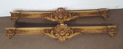 Paire de cantonnières en bois doré, mouluré...