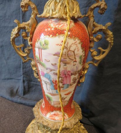 CHINE 

Vase en porcelaine polychrome à décor...