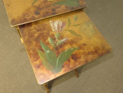 Suite de quatre tables gigognes à plateau...