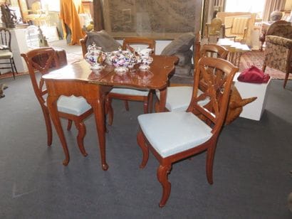 Suite de quatre chaises en acajou et placage...