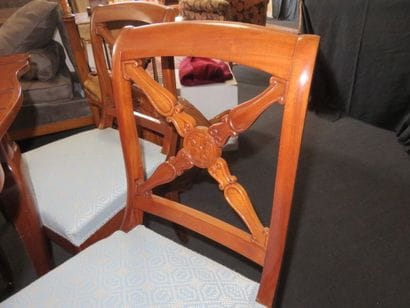 Suite de quatre chaises en acajou et placage...