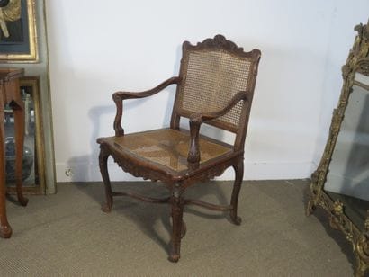 Fauteuil en hêtre mouluré et sculpté de coquille...