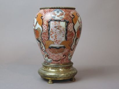 JAPON, Fours de Kutani

Vase en porcelaine...