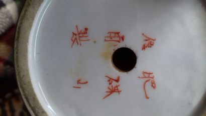 JAPON, Fours de Kutani

Vase en porcelaine...