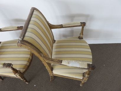 Deux fauteuils en bois doré mouluré et sculpté,...