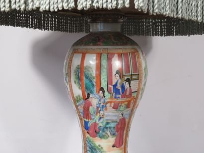 CHINE, Canton 

Vase monté en lampe en porcelaine...