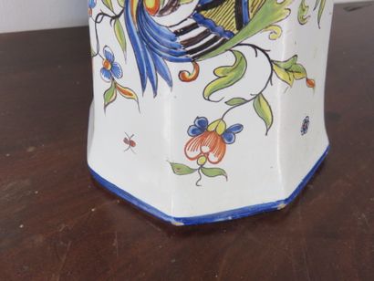 Dans le goût de Rouen 

Paire de vases cornet...