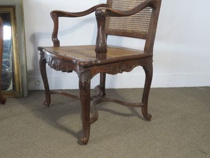 Fauteuil en hêtre mouluré et sculpté de coquille...