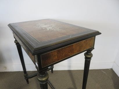Table volante en os gravé sur fond de loupe...