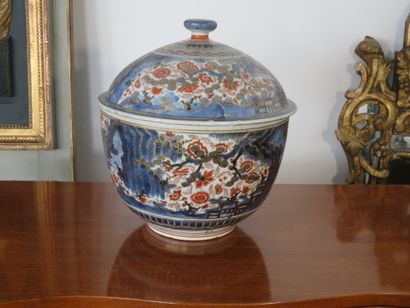 CHINE 

Important pot couvert en porcelaine...