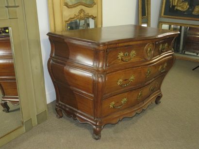 Commode bombée et galbé en acajou massif....