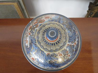 CHINE 

Important pot couvert en porcelaine...