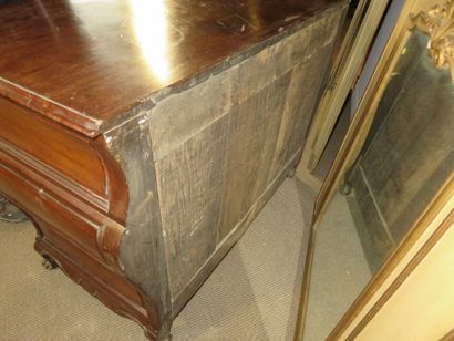 Commode bombée et galbé en acajou massif....