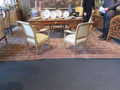 Grand tapis en laine points noués à décor...