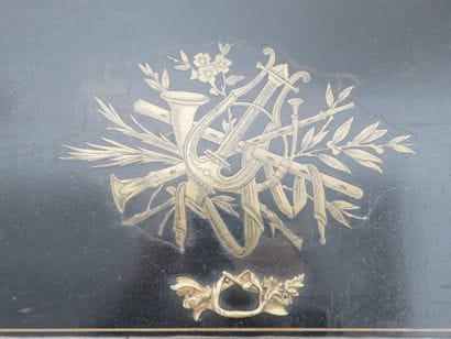 Jardinière en bois noirci, filets et trophée...