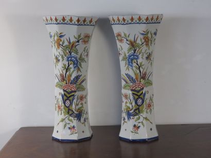 Dans le goût de Rouen 

Paire de vases cornet...