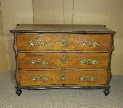 Commode Mazarine en noyer ouvrant à trois...