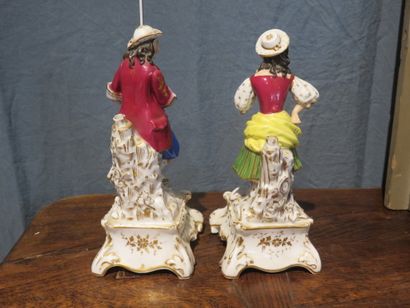 Deux figurines en porcelaine polychrome et...
