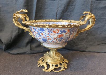 JAPON

Coupe en porcelaine à décor Imari,...