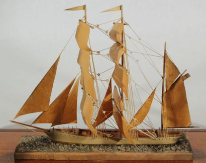 Maquette d'un trois-mâts barque présenté...