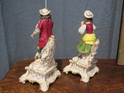 Deux figurines en porcelaine polychrome et...