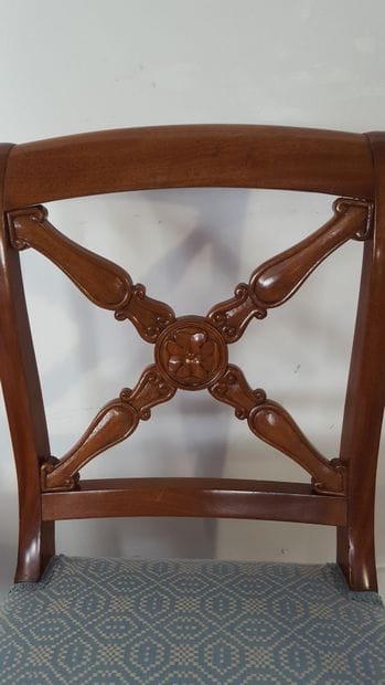 Suite de quatre chaises en acajou et placage...