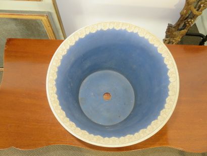 WEDGWOOD 

Important cache-pot en biscuit...