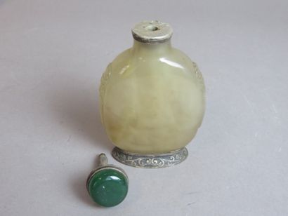 CHINE

Flacon tabatière ovale aplati en néphrite...