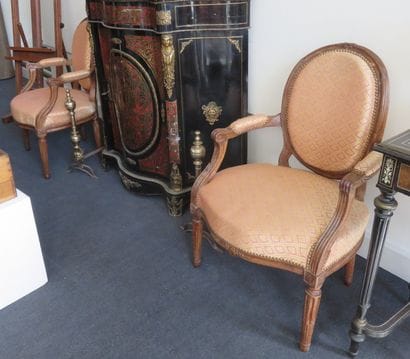 Paire de fauteuils en hêtre mouluré et sculpté....