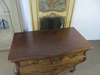 Commode bombée et galbé en acajou massif....