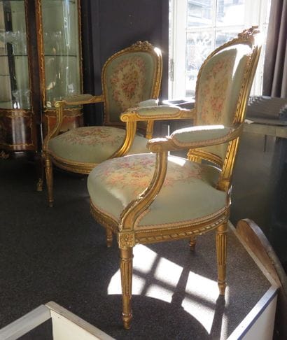 Paire de fauteuils et canapé en bois doré...