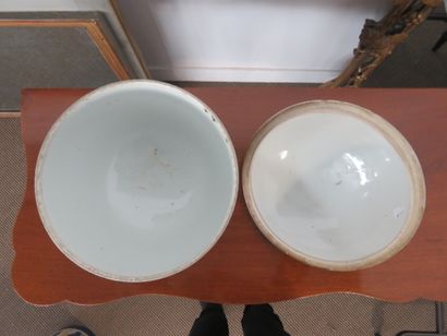 CHINE 

Important pot couvert en porcelaine...