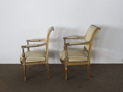 Deux fauteuils en bois doré mouluré et sculpté,...