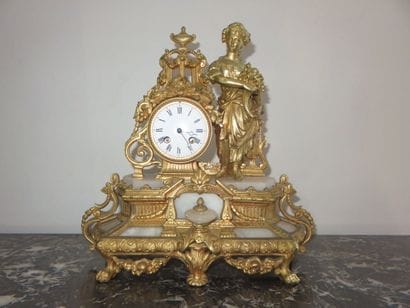 Pendule en régule doré et albâtre, le mouvement...