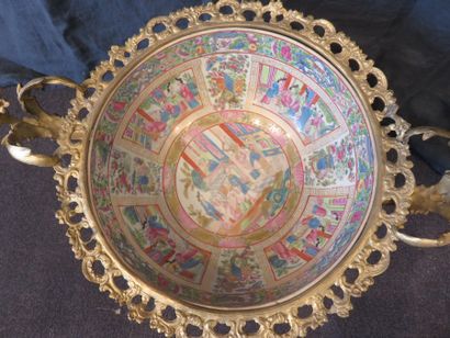 CHINE, Canton

Coupe en porcelaine à décor...