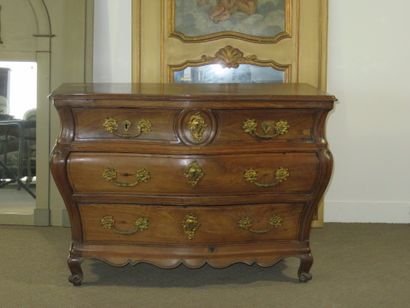 Commode bombée et galbé en acajou massif....
