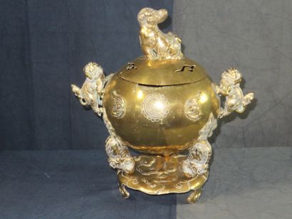 INDOCHINE

Brûle-parfum tripode et globulaire...