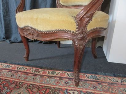 Paire de fauteuils en hêtre mouluré et sculpté...