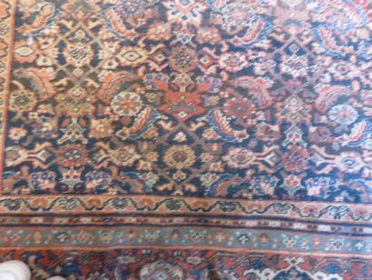 Grand tapis en laine points noués à décor...