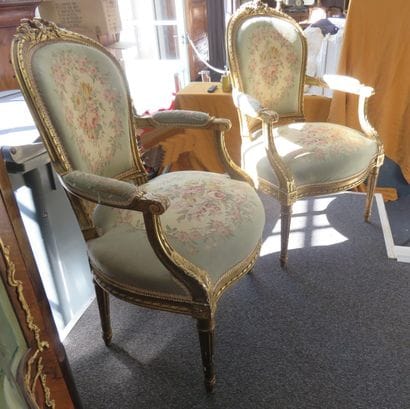 Paire de fauteuils et canapé en bois doré...