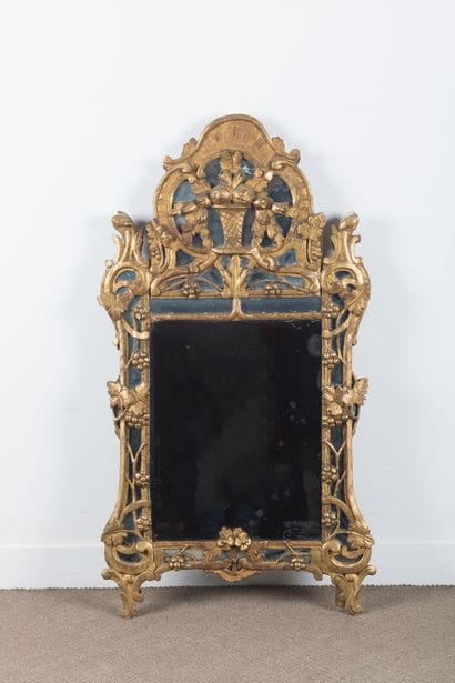 Miroir à parecloses en bois sculpté et doré....