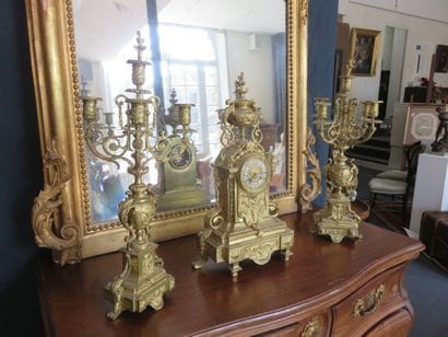 Pendule et paire de candélabres en bronze...