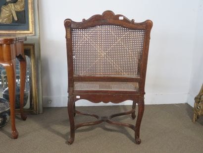 Fauteuil en hêtre mouluré et sculpté de coquille...