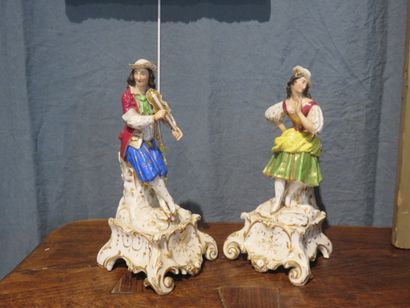 Deux figurines en porcelaine polychrome et...