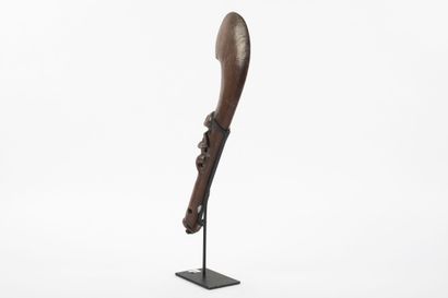 Massue wahaika ornée d’un grand tiki. Bois...