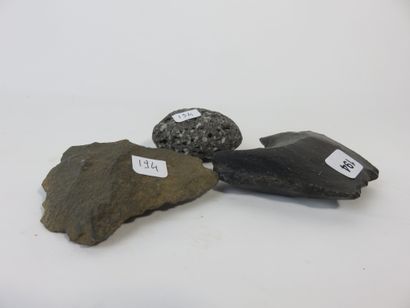 Lot de trois objets : Une pointe mata’a en...